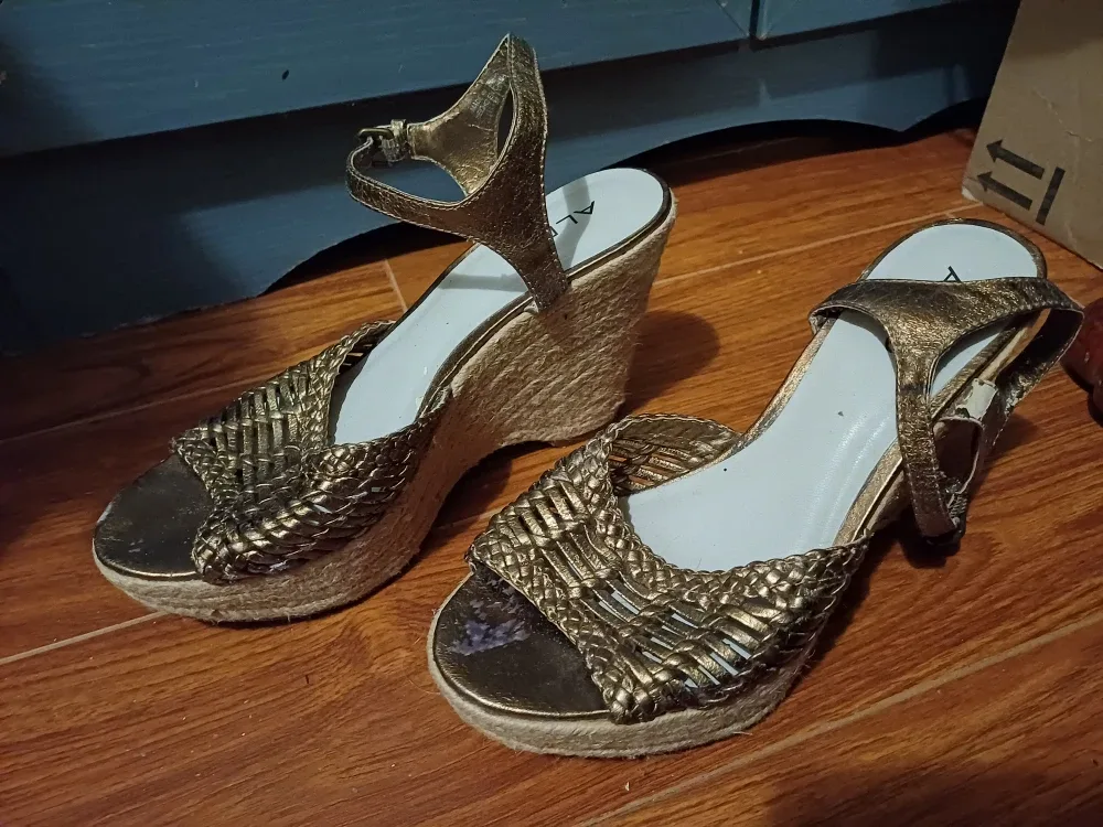 #Cleanout Free Aldo Wedges - Size 7 image indicator(2)