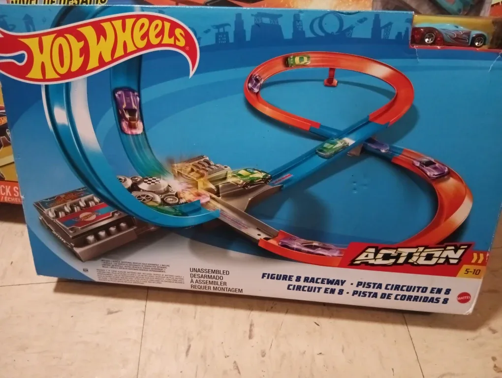 Hot Wheels Action Figure 8 Raceway Set