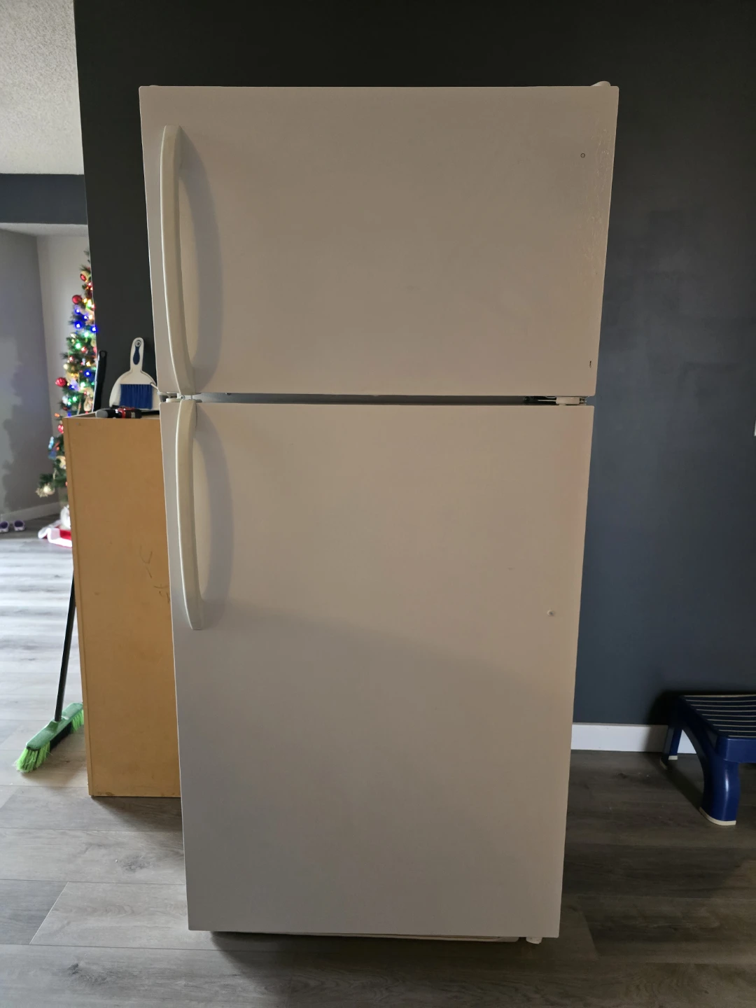 White Top Freezer Refrigerator