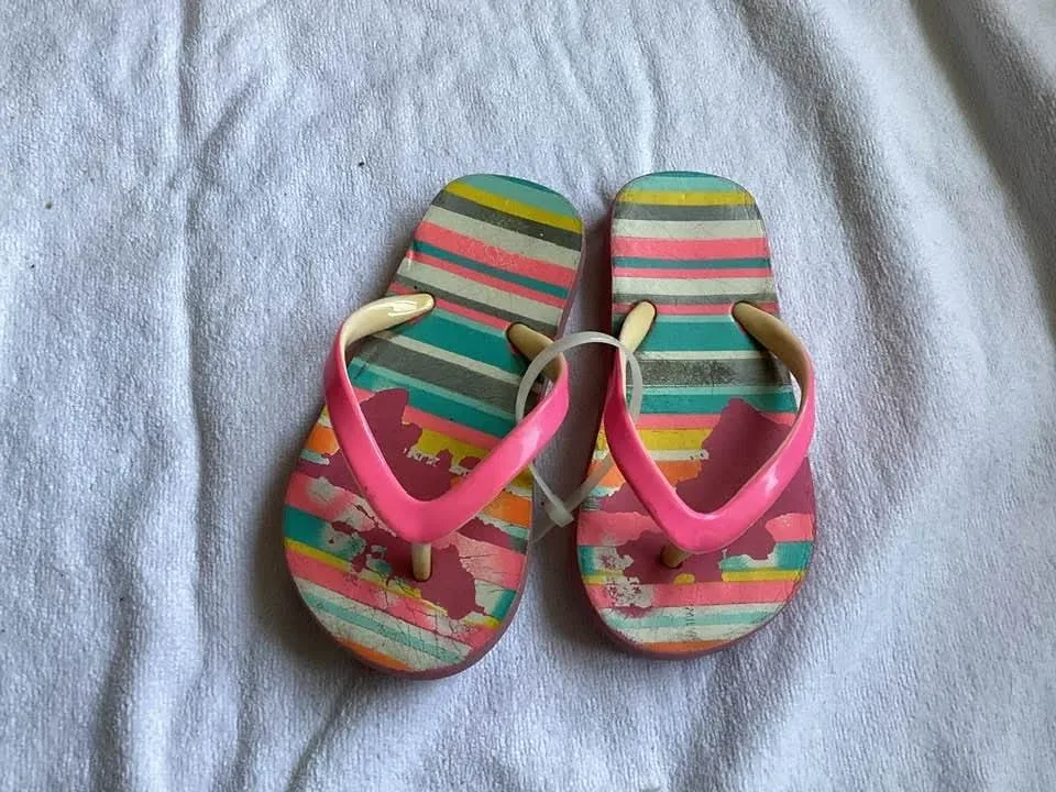 Girls sz 8 sandals $3 each image indicator(3)