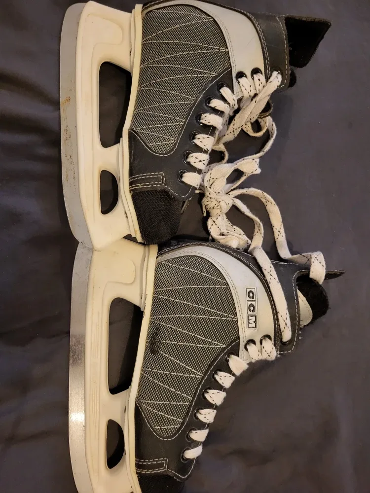 CCM Powerline Size 4 Ice Skates