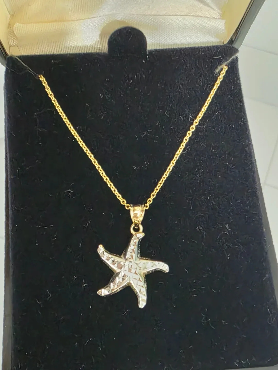 14kt solid Gold Starfish Pendant Necklace image indicator(2)