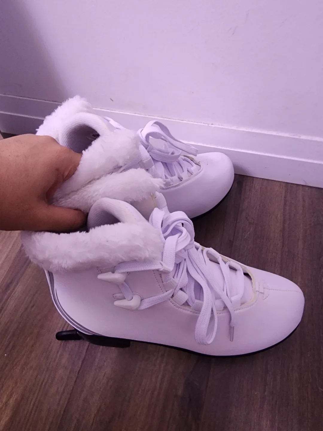 Figures Skates with Fur Collar - Size 7 (Ladies/Senior)