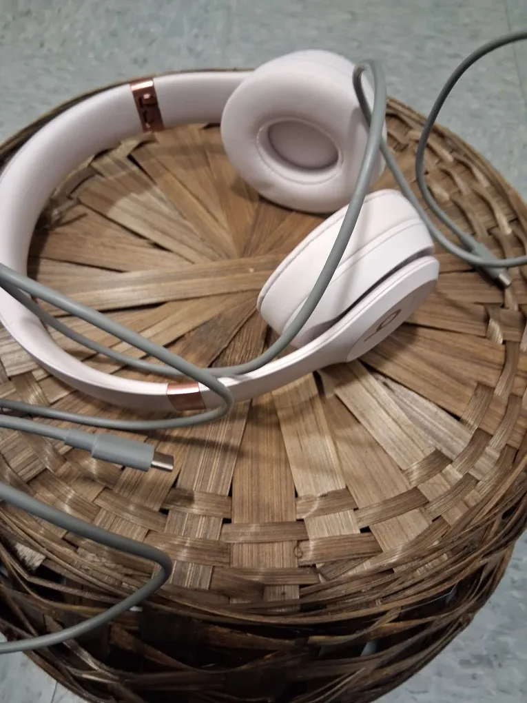 Beats Solo3 Wireless Headphones - Rose Gold image indicator(7)