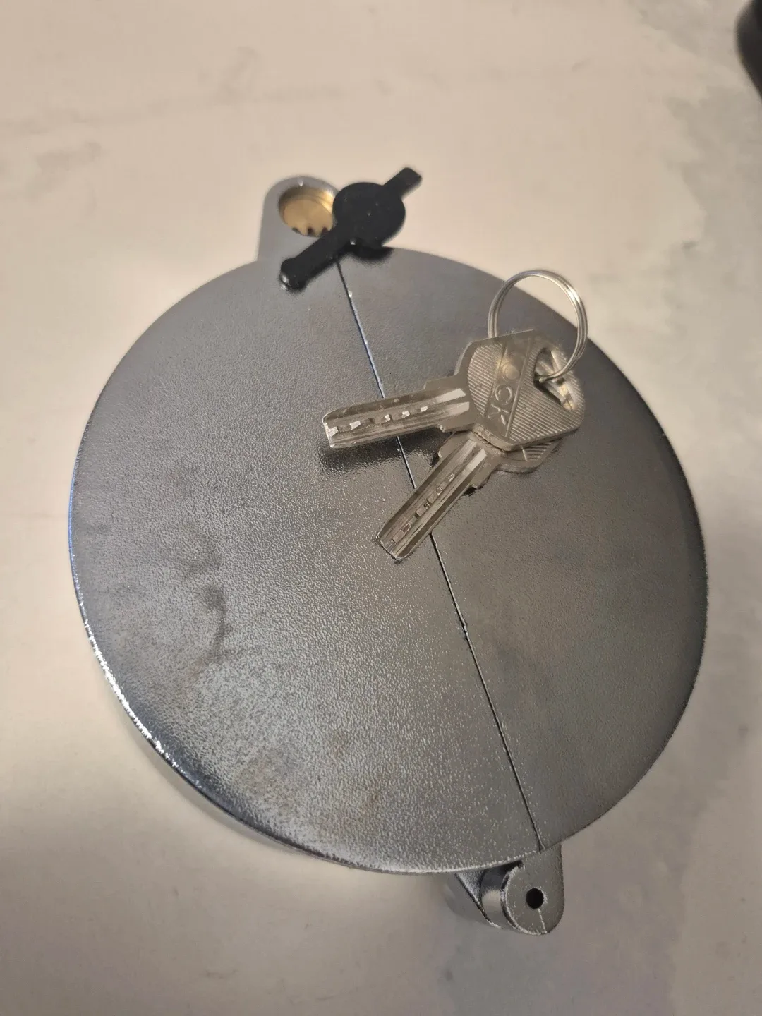 Semi Diesel Truck Locking Fuel Cap & 2 Keys image indicator(2)