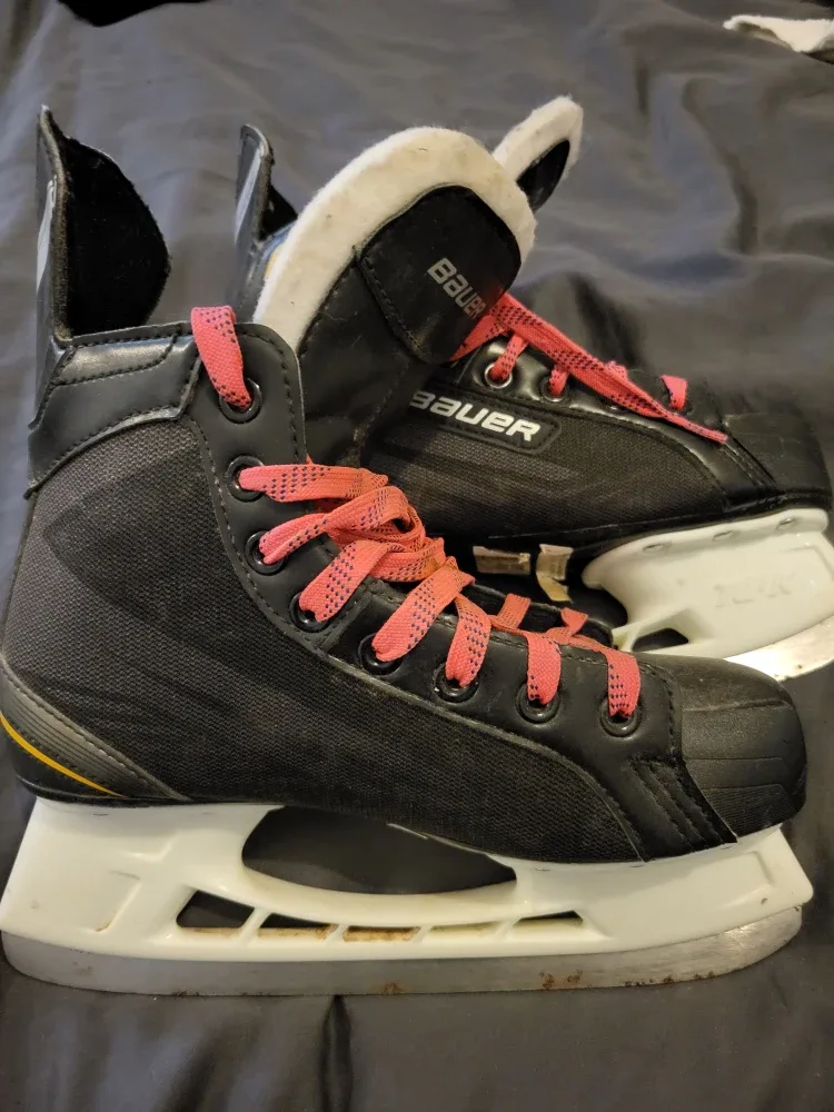 Bauer Hockey Skates - Youth Size 4