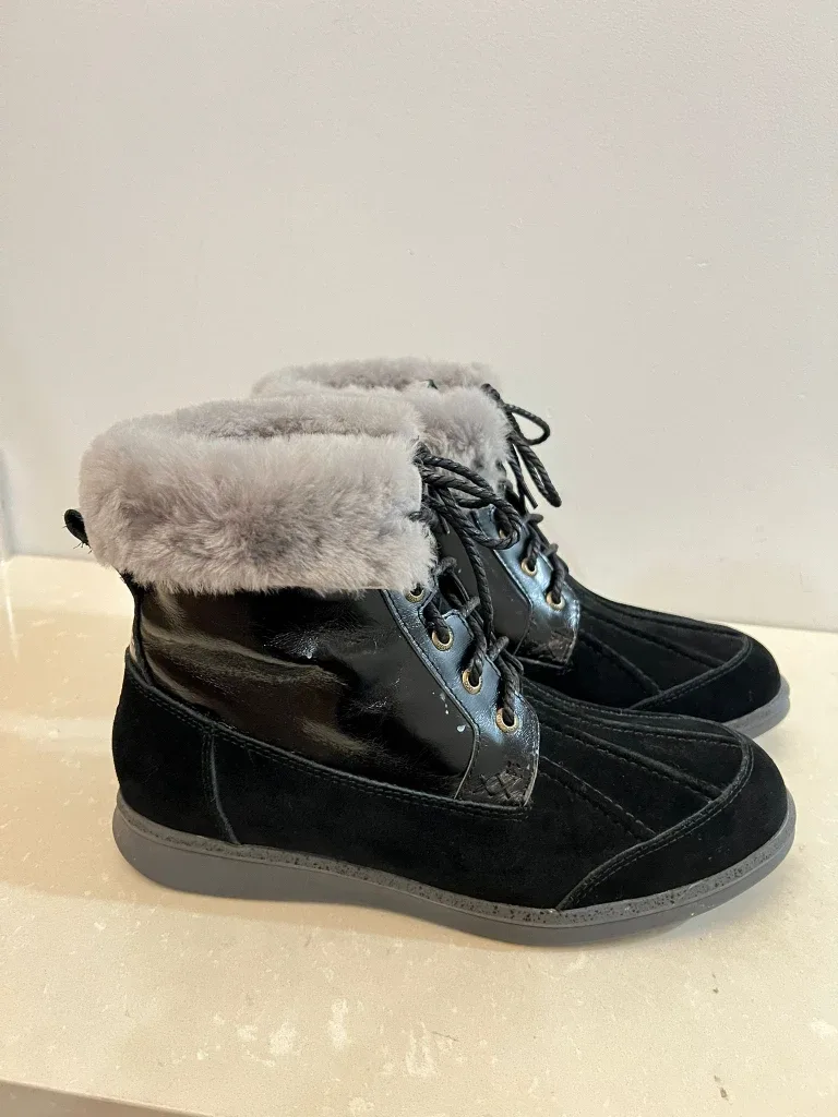 UGG Adirondack III Black Boots image indicator(2)
