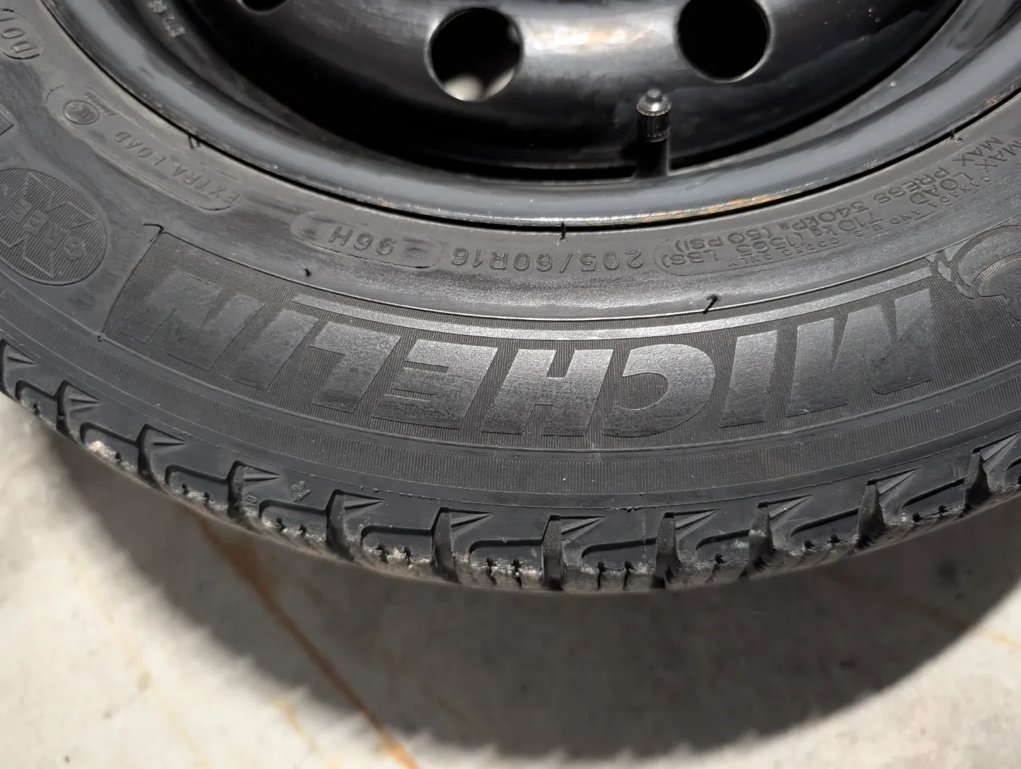 Michelin X-Ice 205/60R16 Winter Tire image indicator(9)