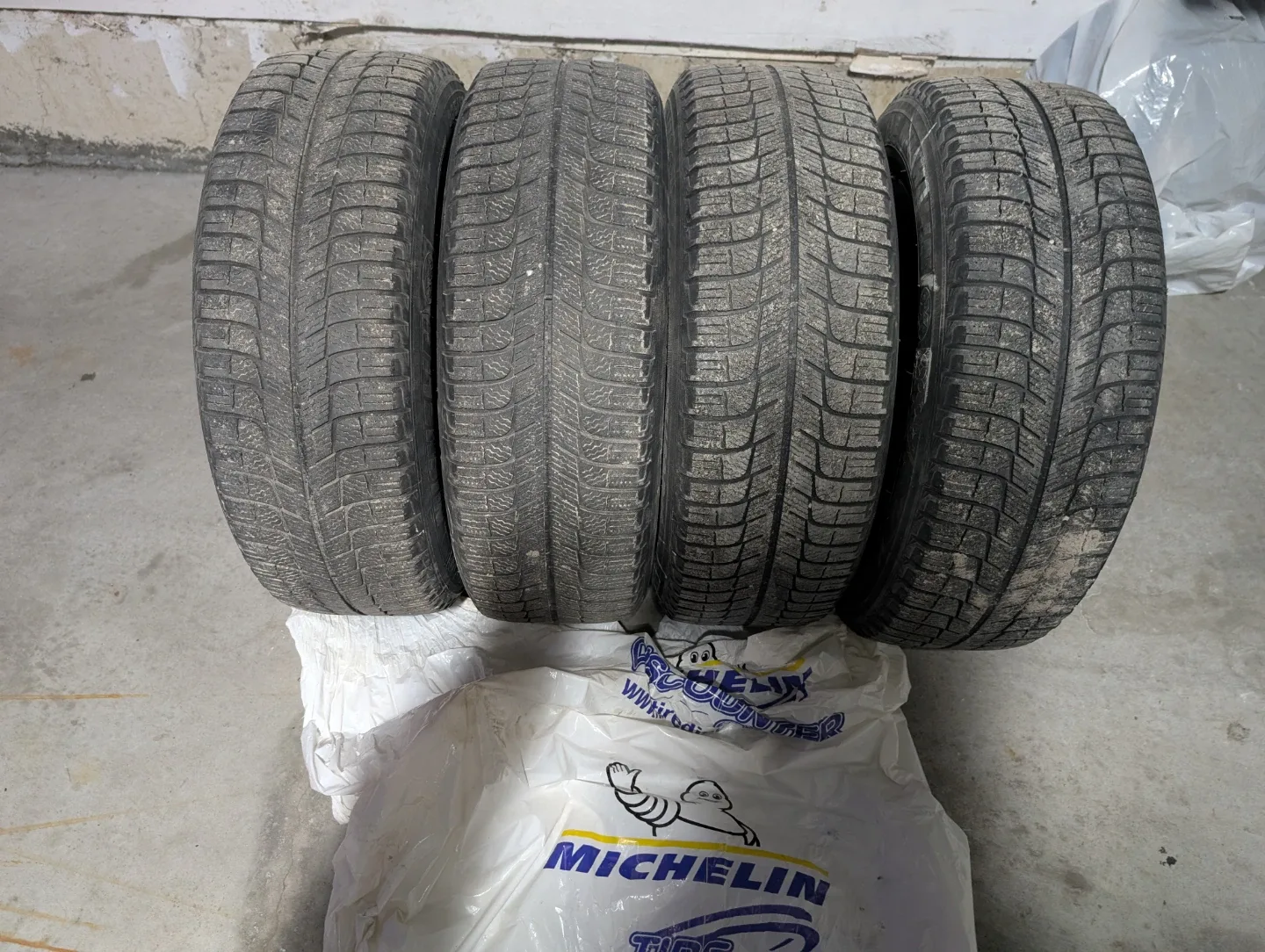Michelin X-Ice 205/60R16 Winter Tire image indicator(10)
