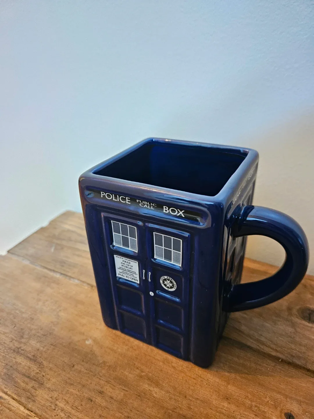 Doctor Who TARDIS Mug with Lid image indicator(2)
