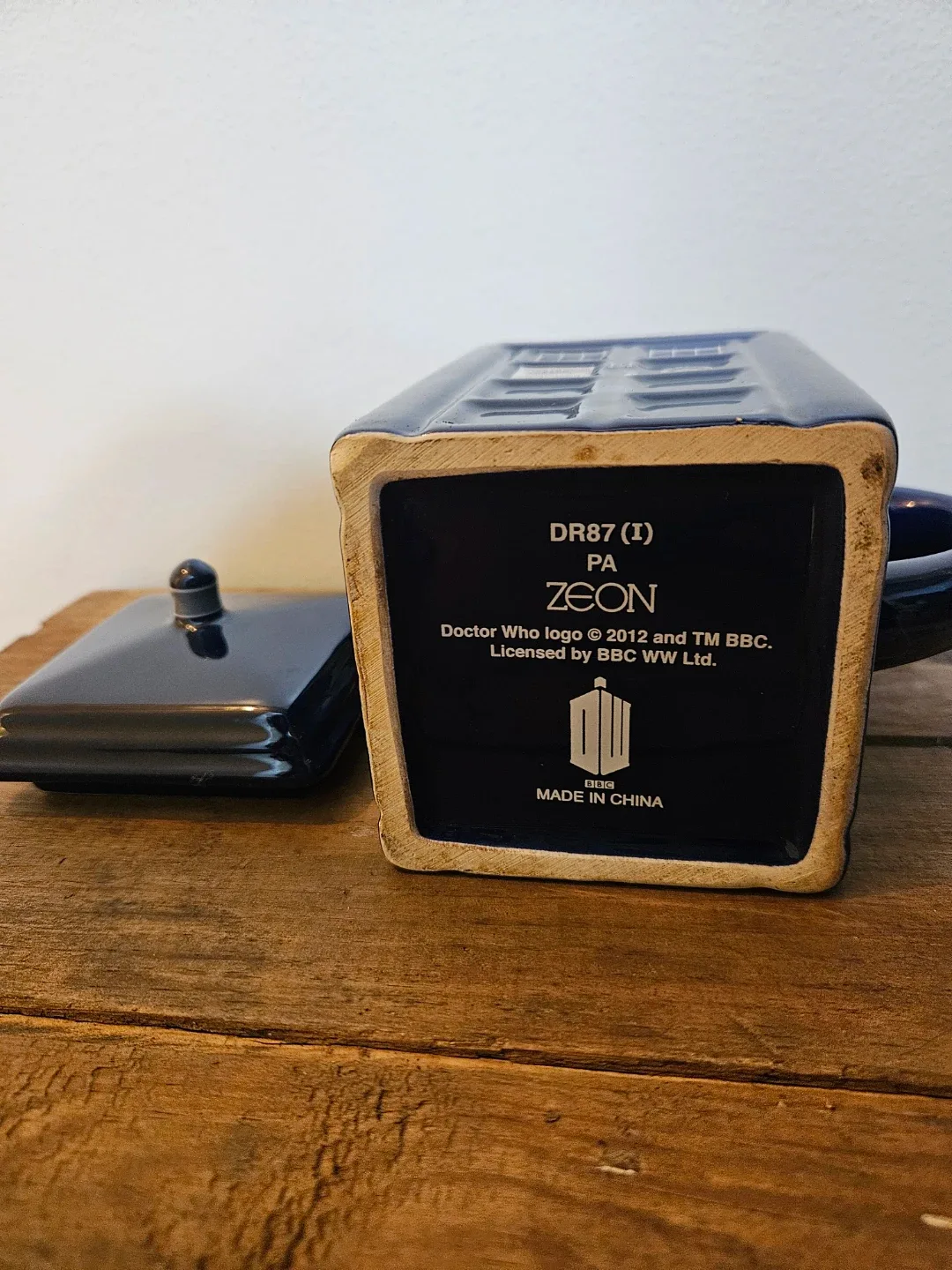 Doctor Who TARDIS Mug with Lid image indicator(3)