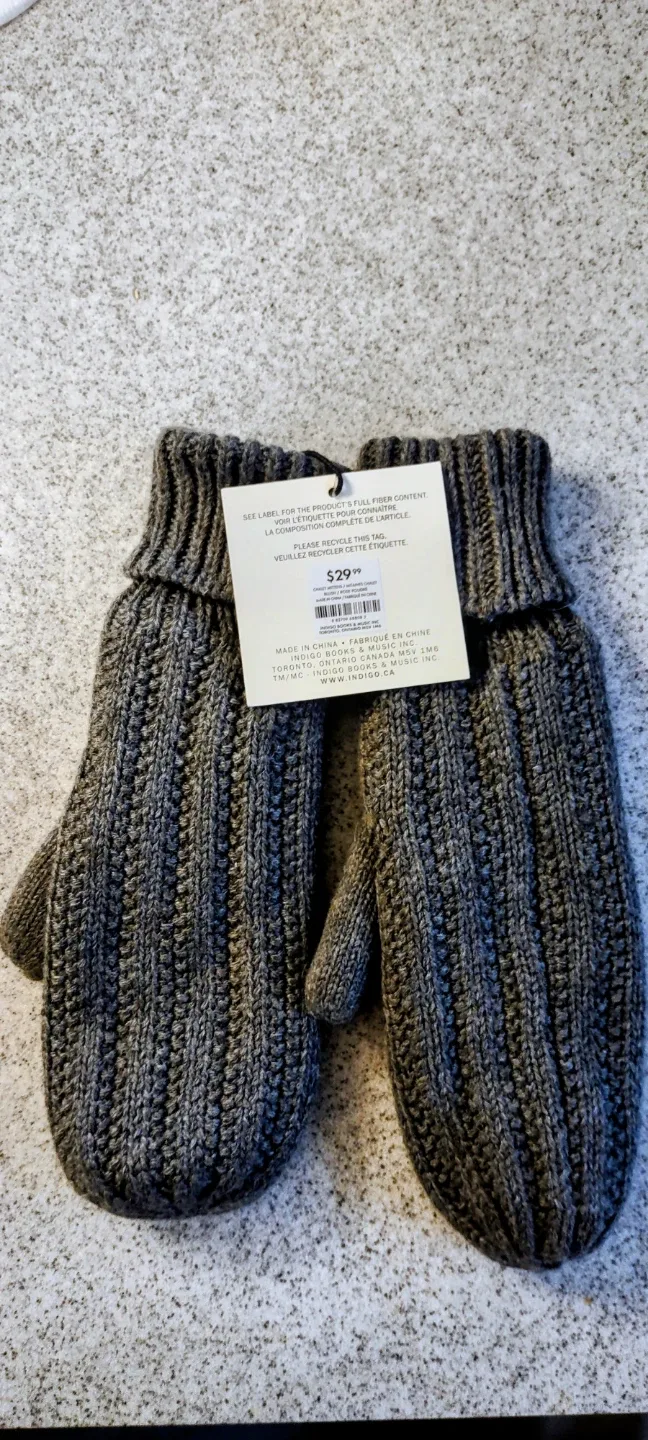 New Love & Lore Chalet Mittens with tag # Cleanout