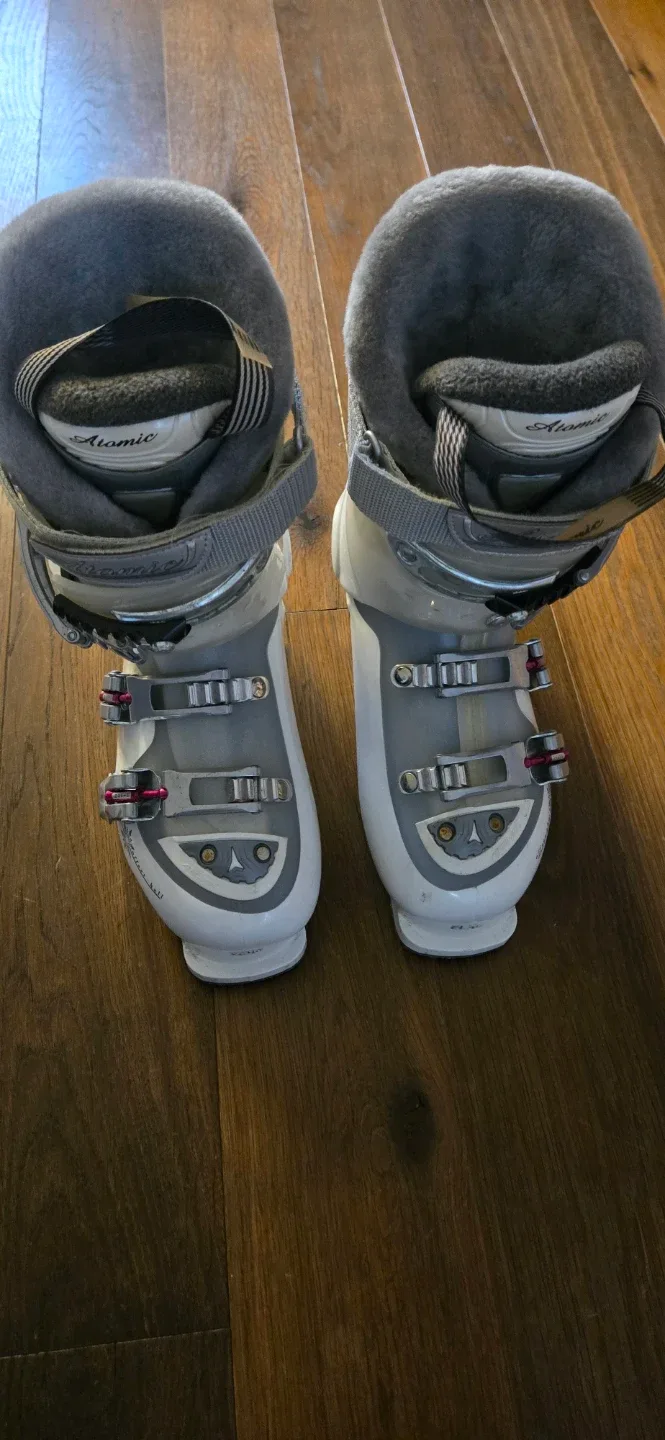 Atomic Ski Boots Size 25.5 #cleanout
