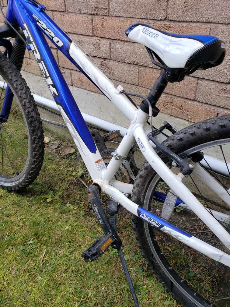 #Cleanout Trek 220 Kids Mountain Bike - Blue & White - photo 2