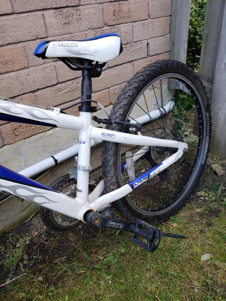 #Cleanout Trek 220 Kids Mountain Bike - Blue & White - photo 3
