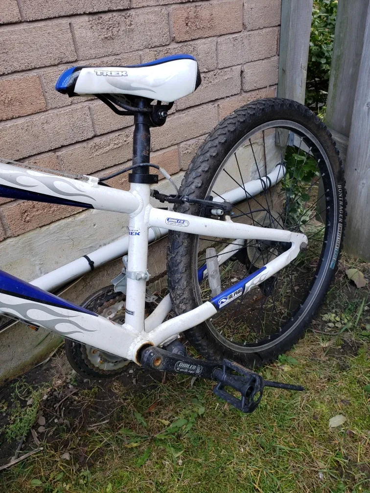 #Cleanout Trek 220 Kids Mountain Bike - Blue & White image indicator(3)