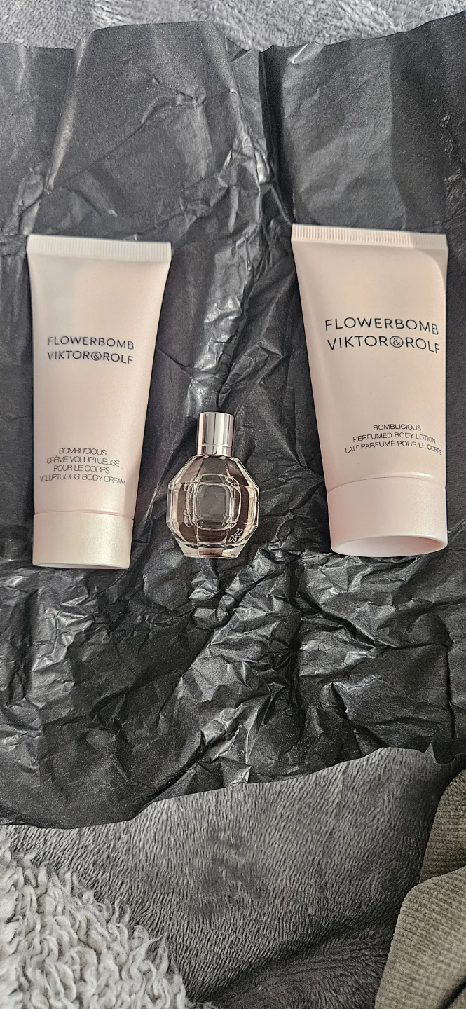 Viktor&Rolf Flowerbomb Set - New in Box! - photo 2