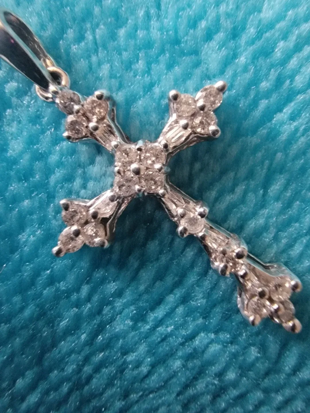 Diamond Cross Pendant image indicator(3)