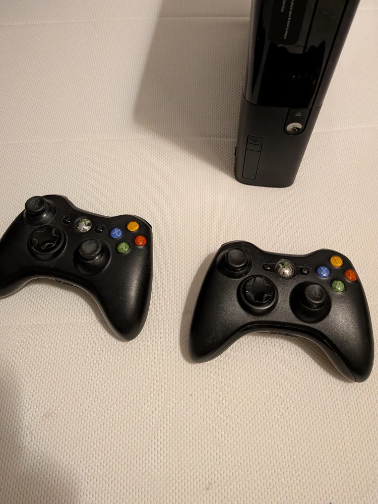 Xbox 360 with 2 Controllers - photo 2