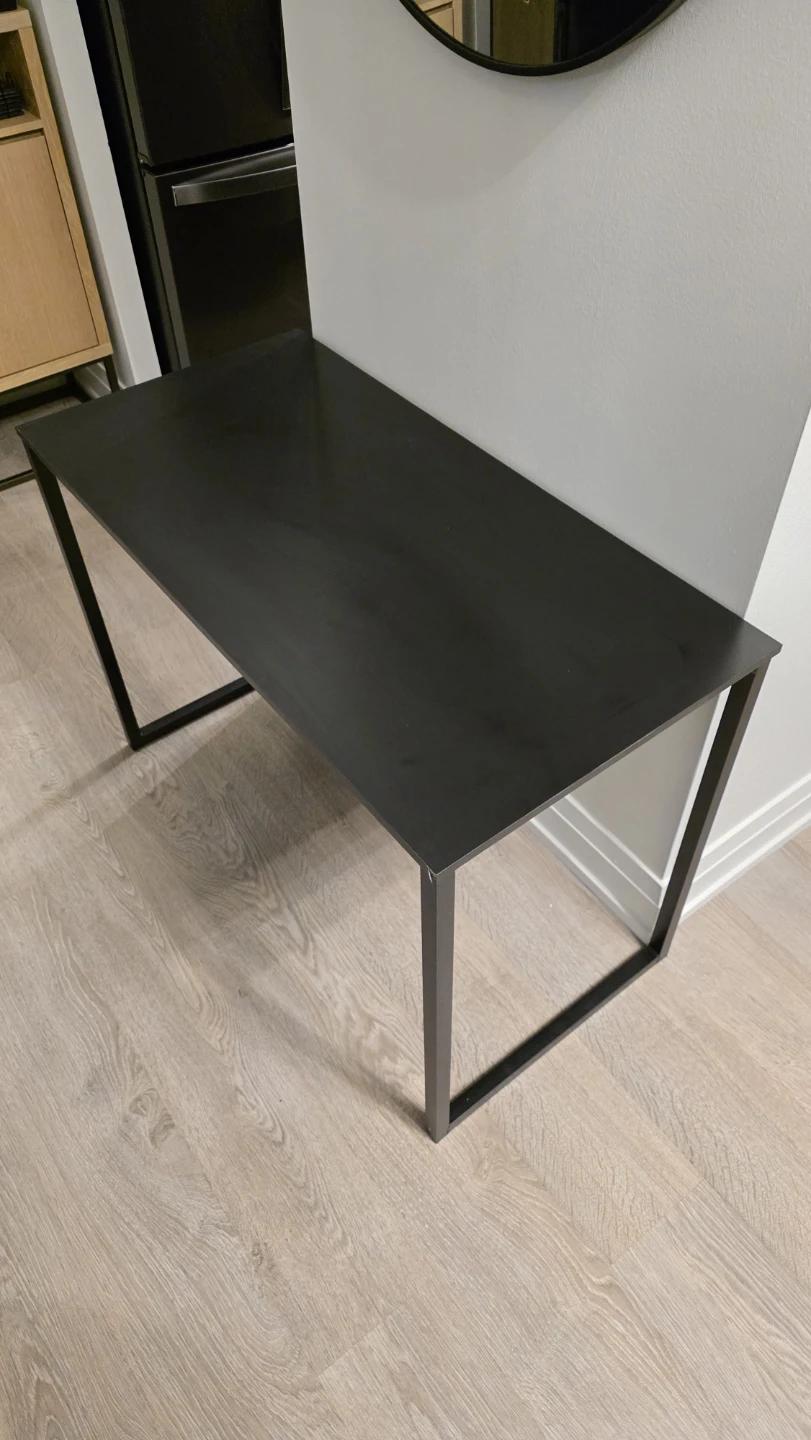 Black frame desk - Computer workstation