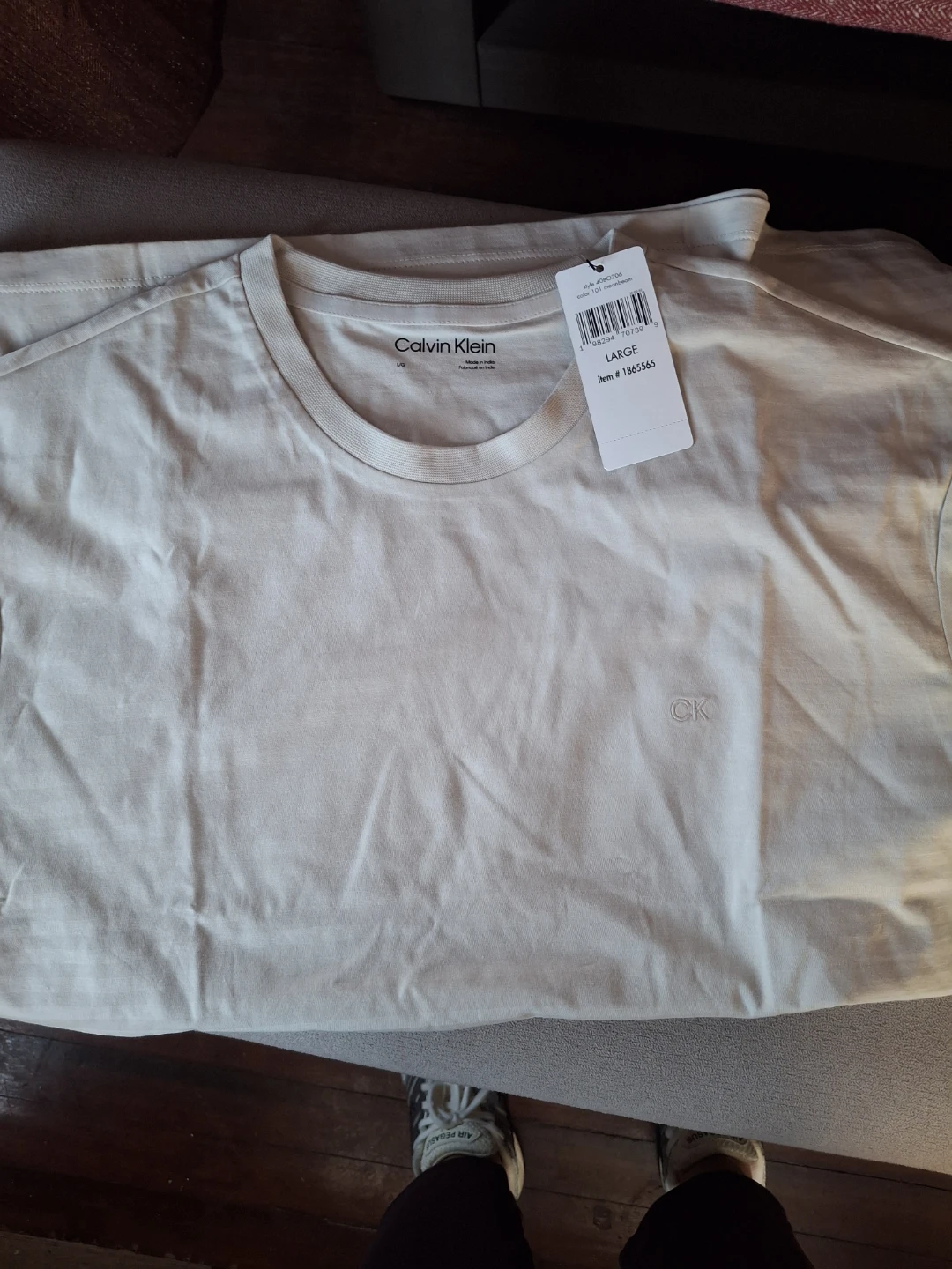 New Calvin Klein T-Shirt - Large