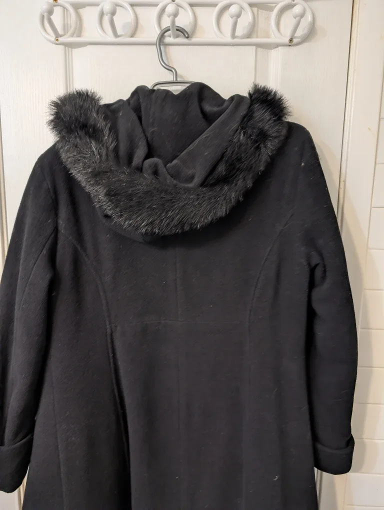 Fairweather Petite Black Wool & Cashmere Blend Coat - Size 8 image indicator(3)
