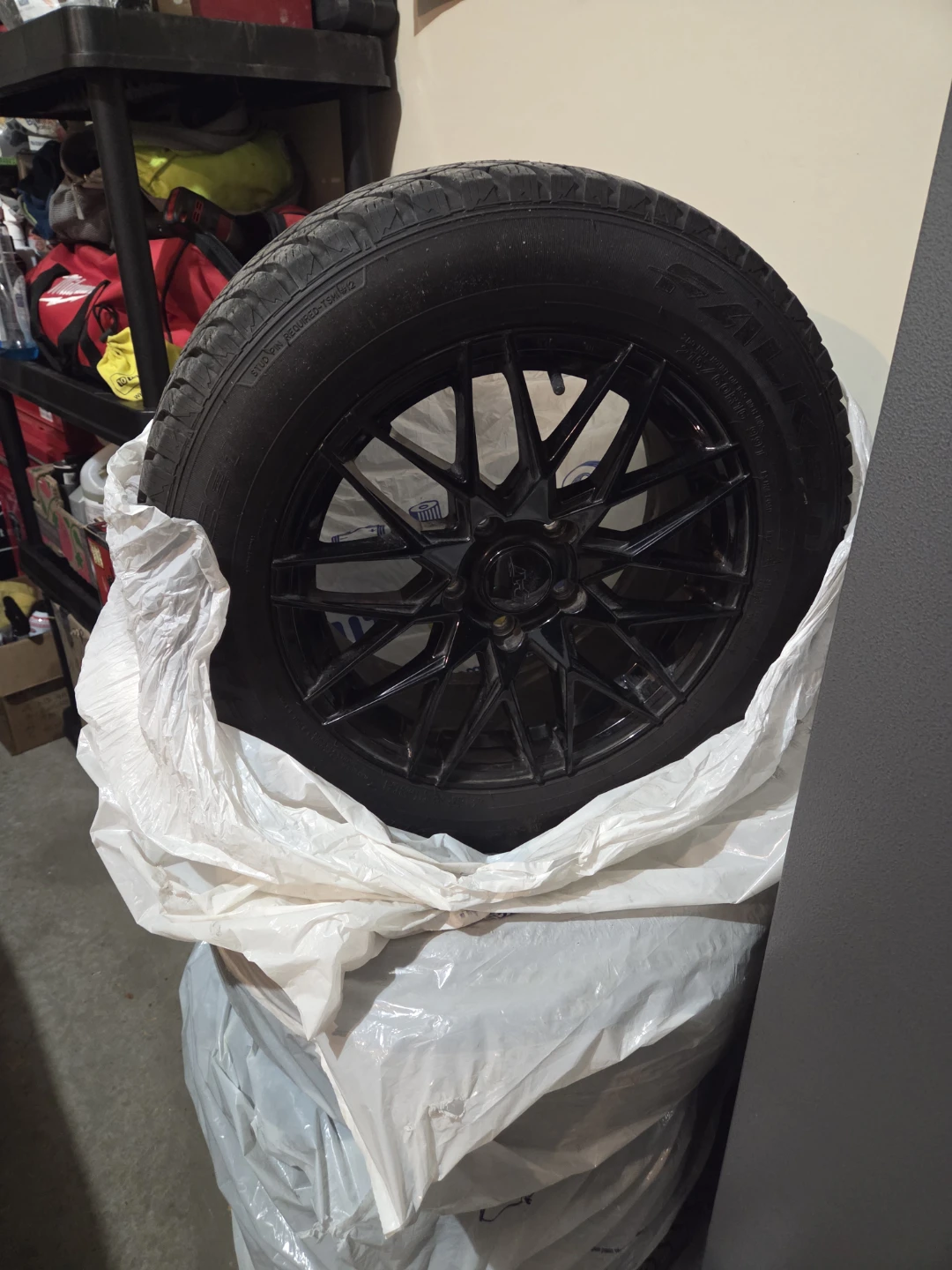 Falken Peak Ice 1 215/60R16 Tire