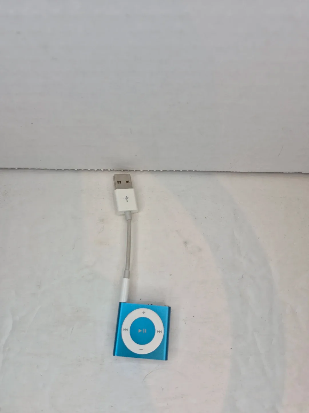 Apple iPod Shuffle 4th Gen Blue with Charger