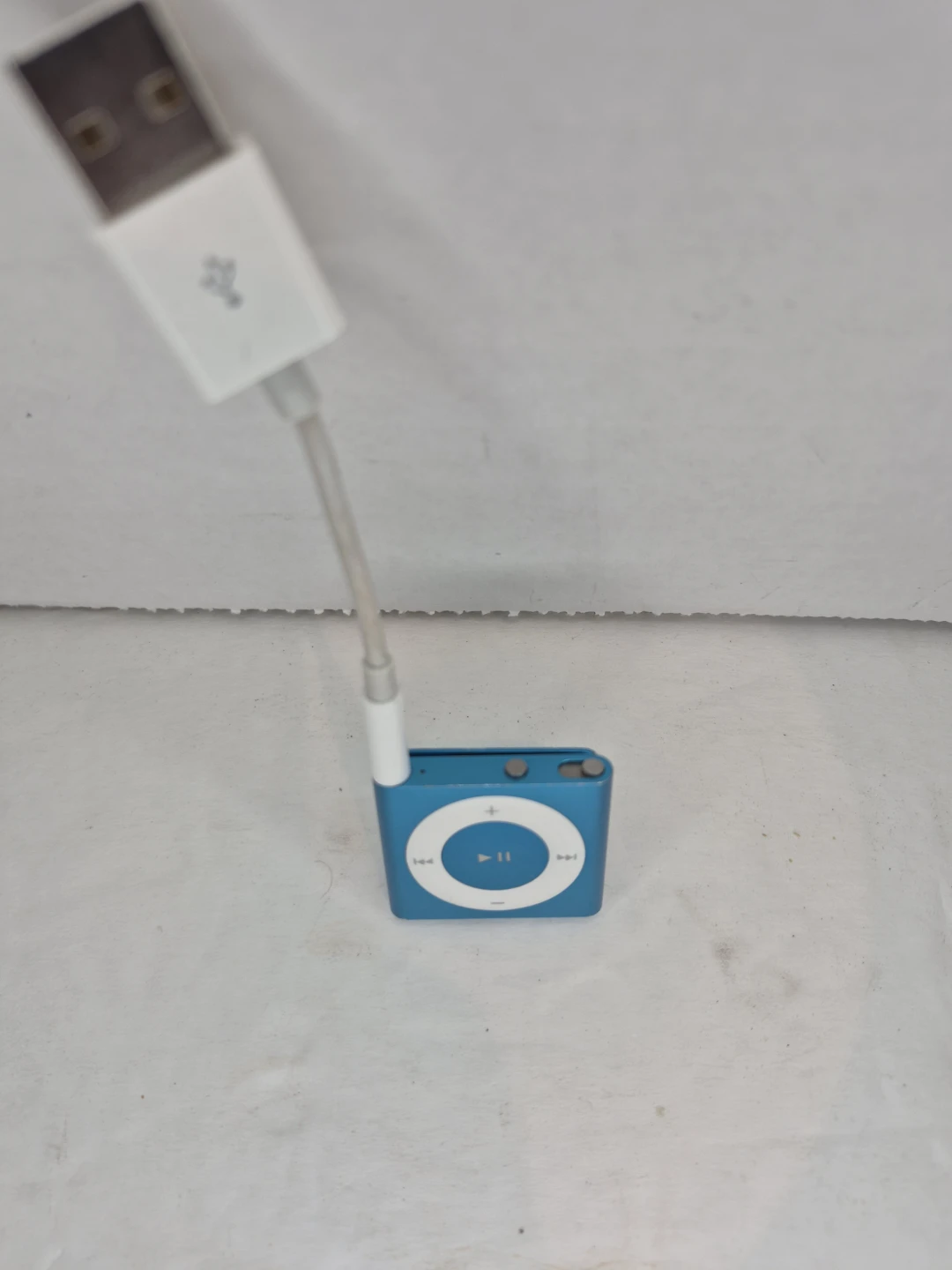 Apple iPod Shuffle 4th Gen Blue with Charger - photo 3
