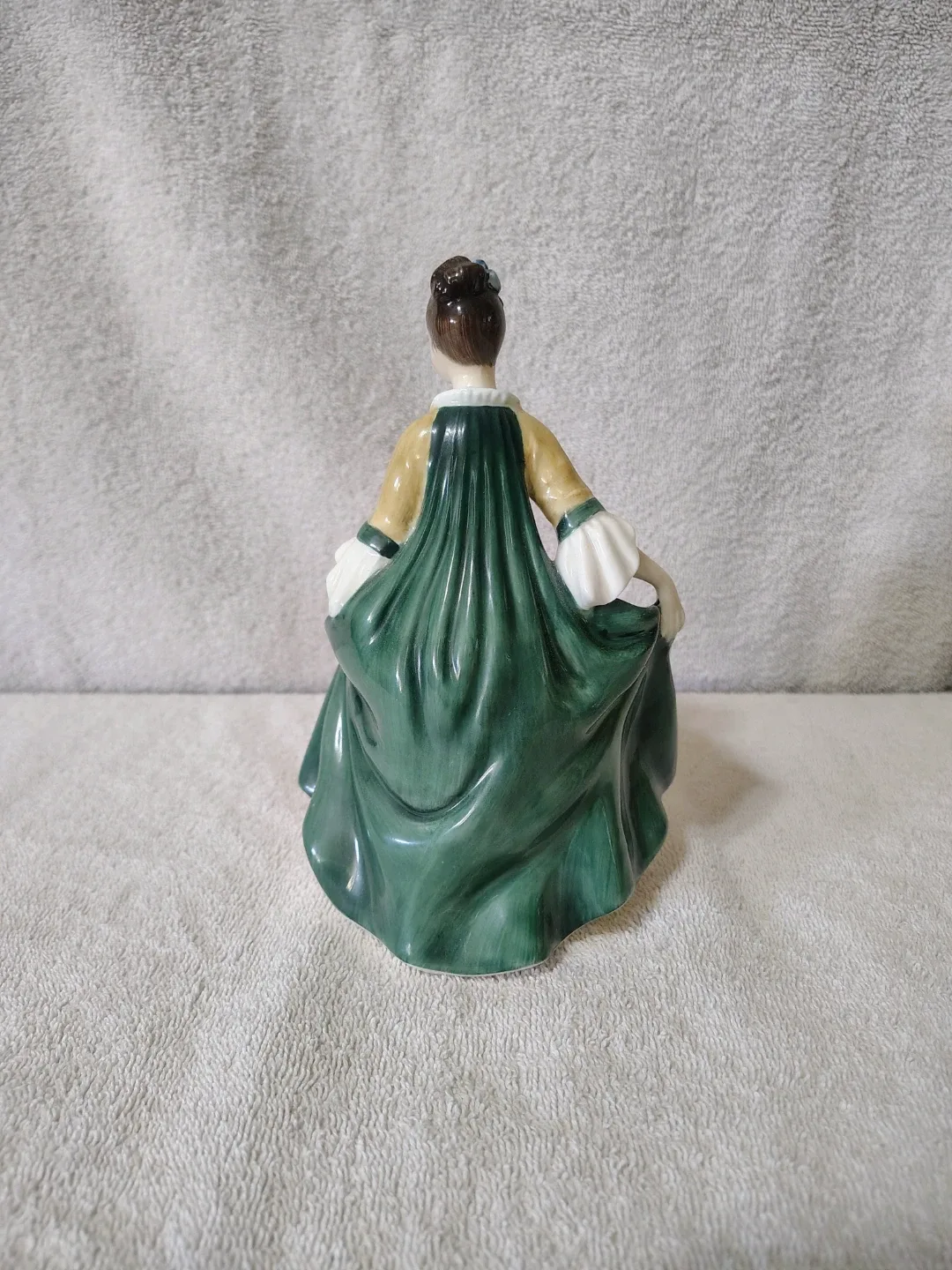 Royal Doulton Figurine "Southern Belle" image indicator(2)