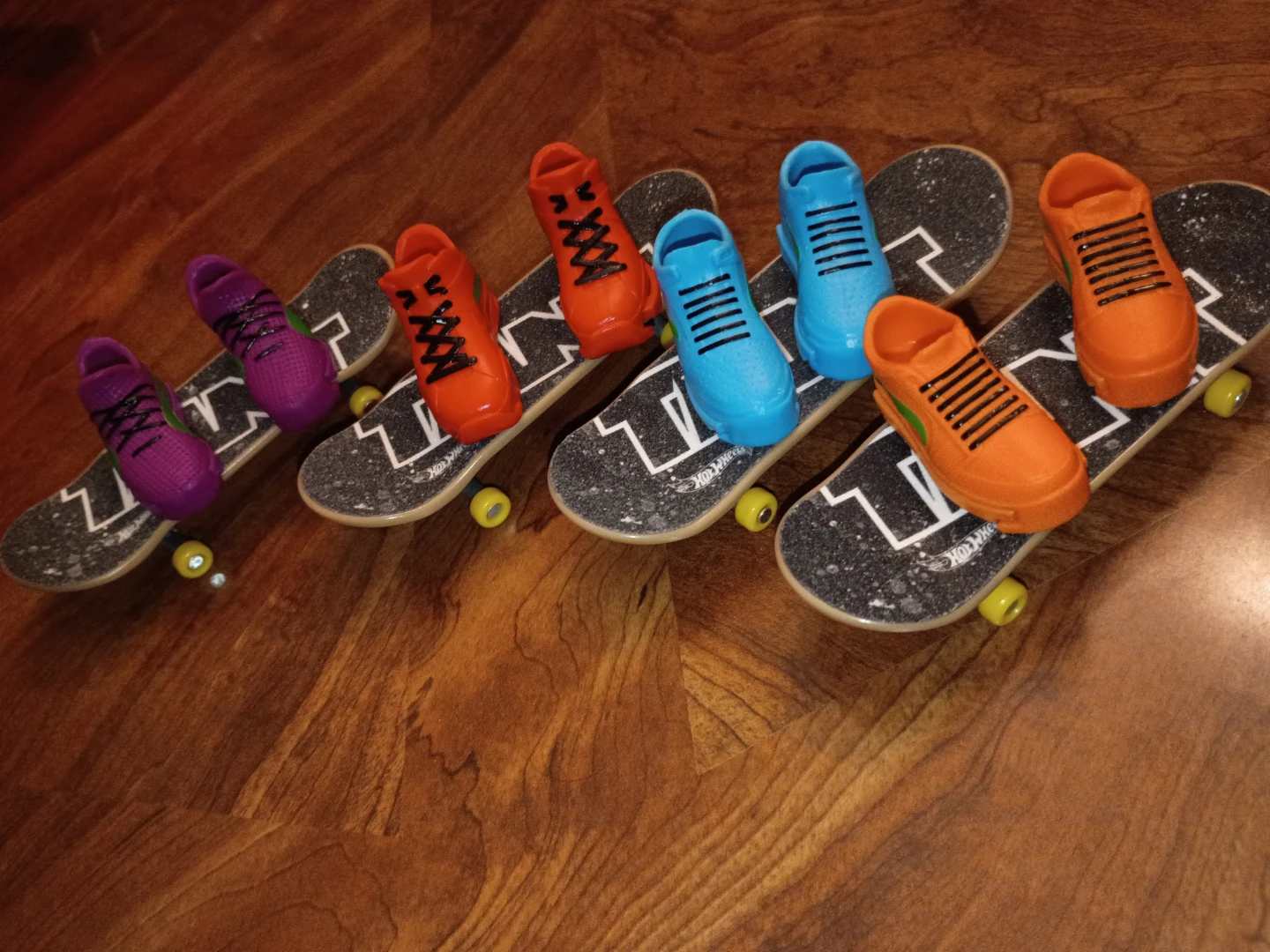 Hot Wheels Skate Fingerboard with Shoe Skates