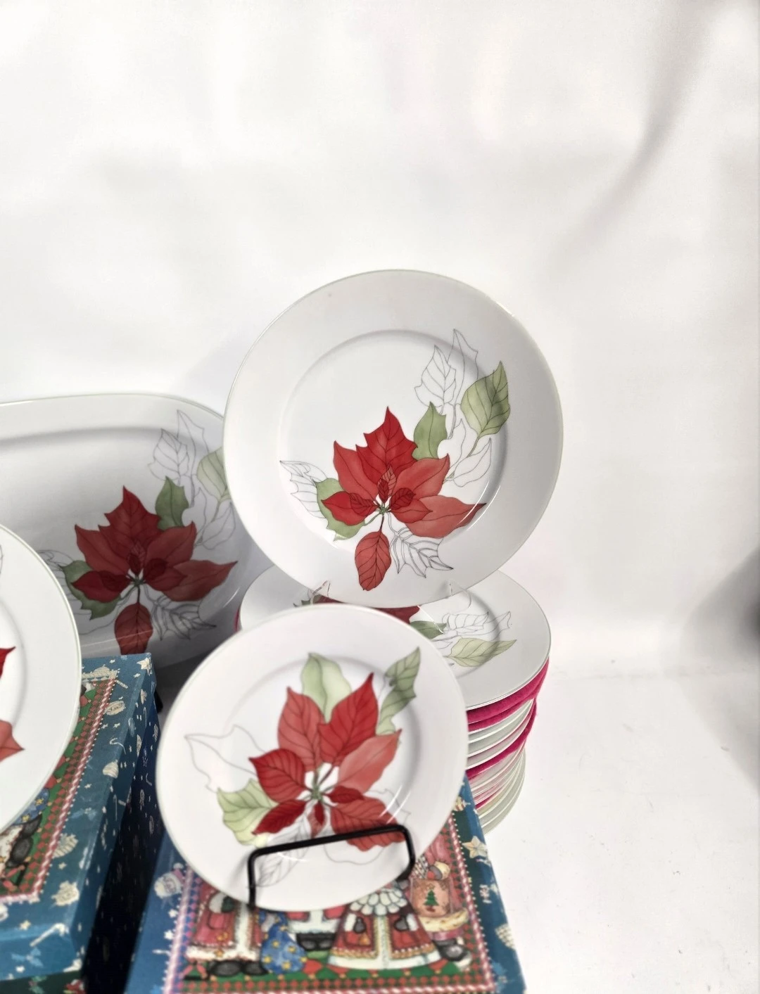Christmas Poinsettia Dinnerware Set - photo 4
