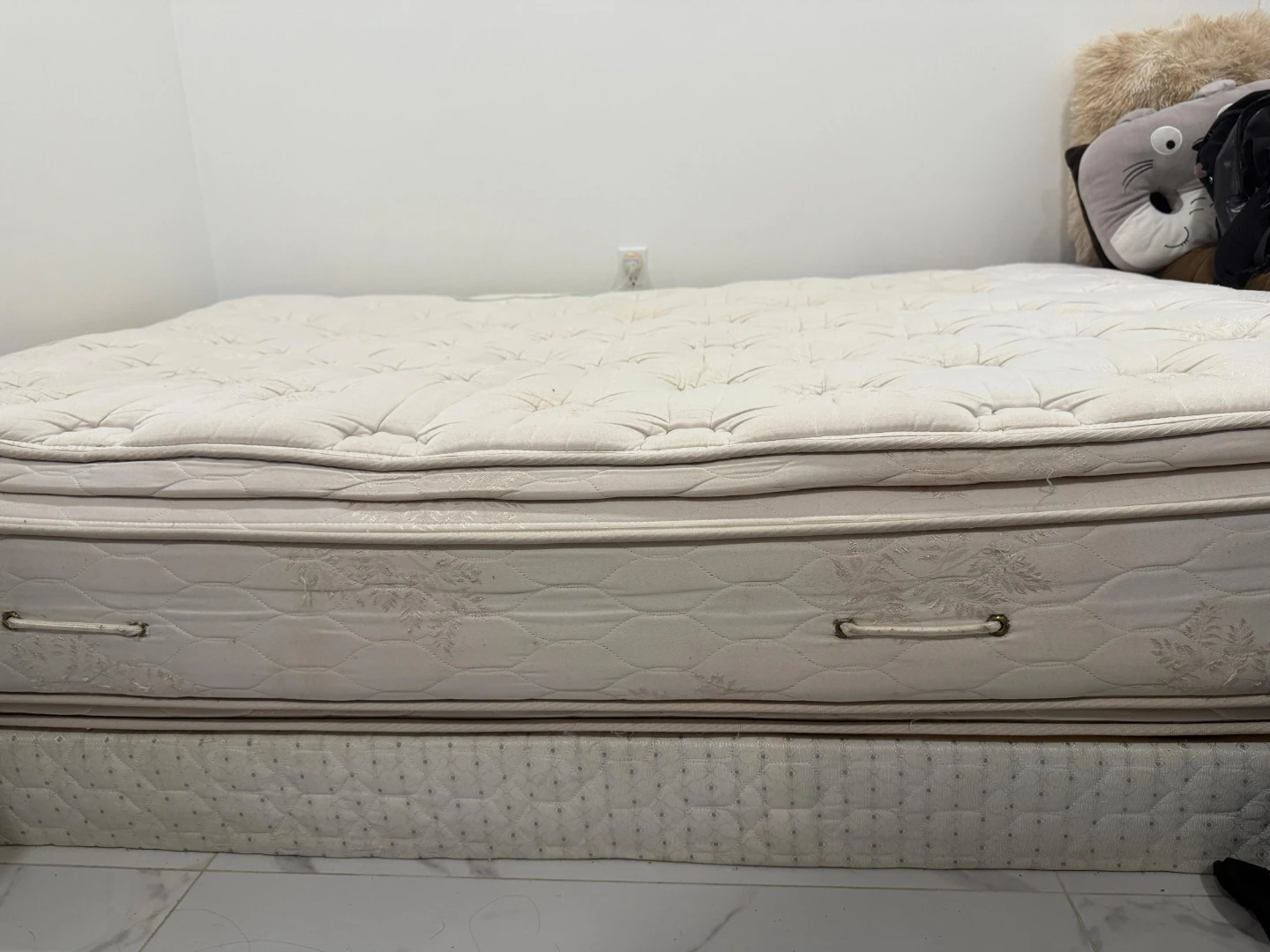 Free Queen Size very soft mattress and mattress box - photo 2