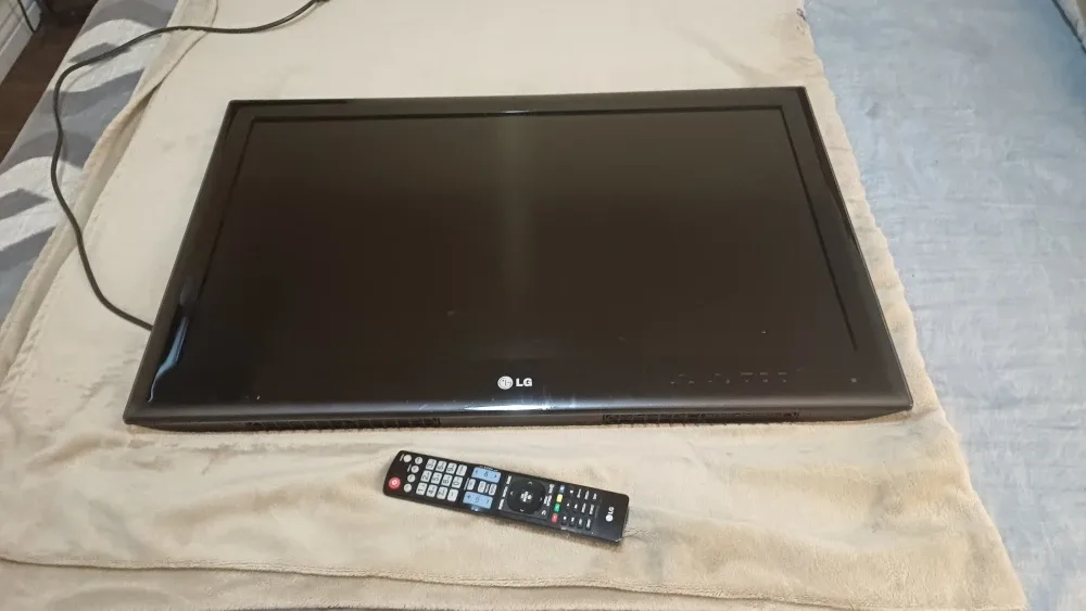 LG 32LE5300 32" LCD TV with Remote image indicator(2)