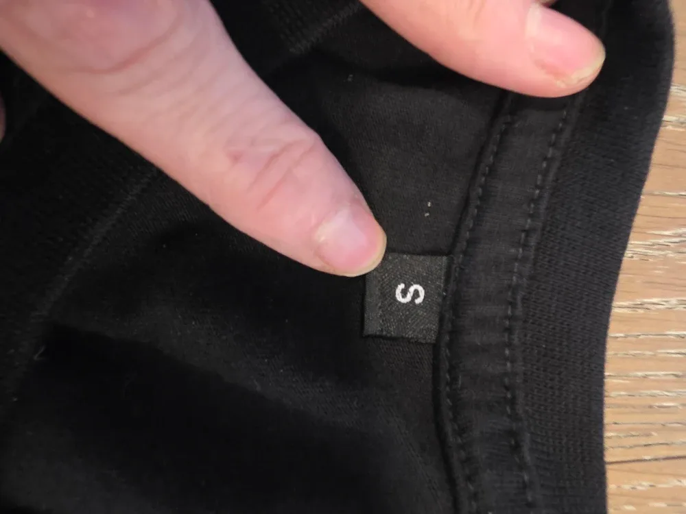 Black T-Shirt - Size S image indicator(2)