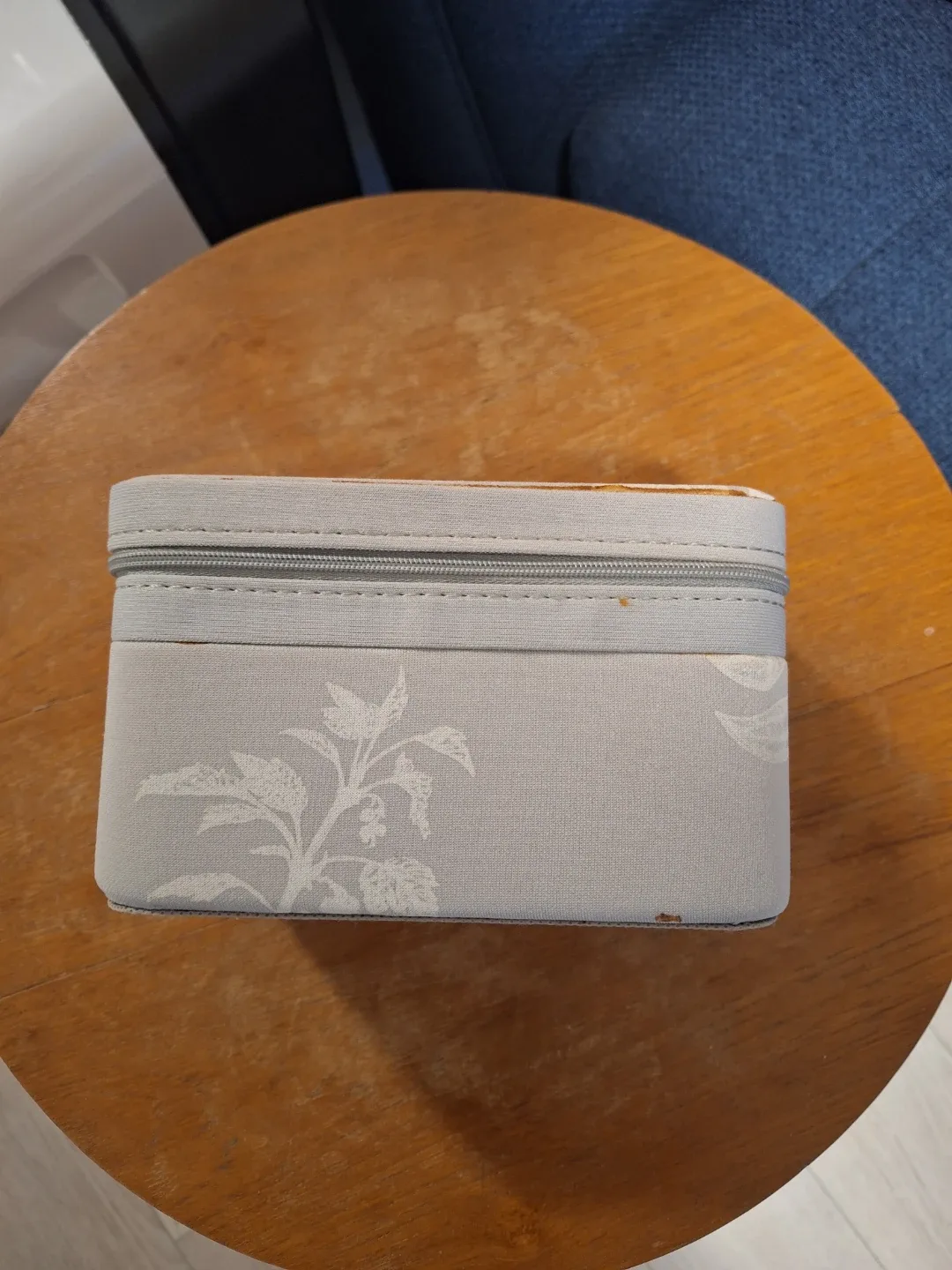 Ellia Diffuser with Essential Oils & Case image indicator(4)