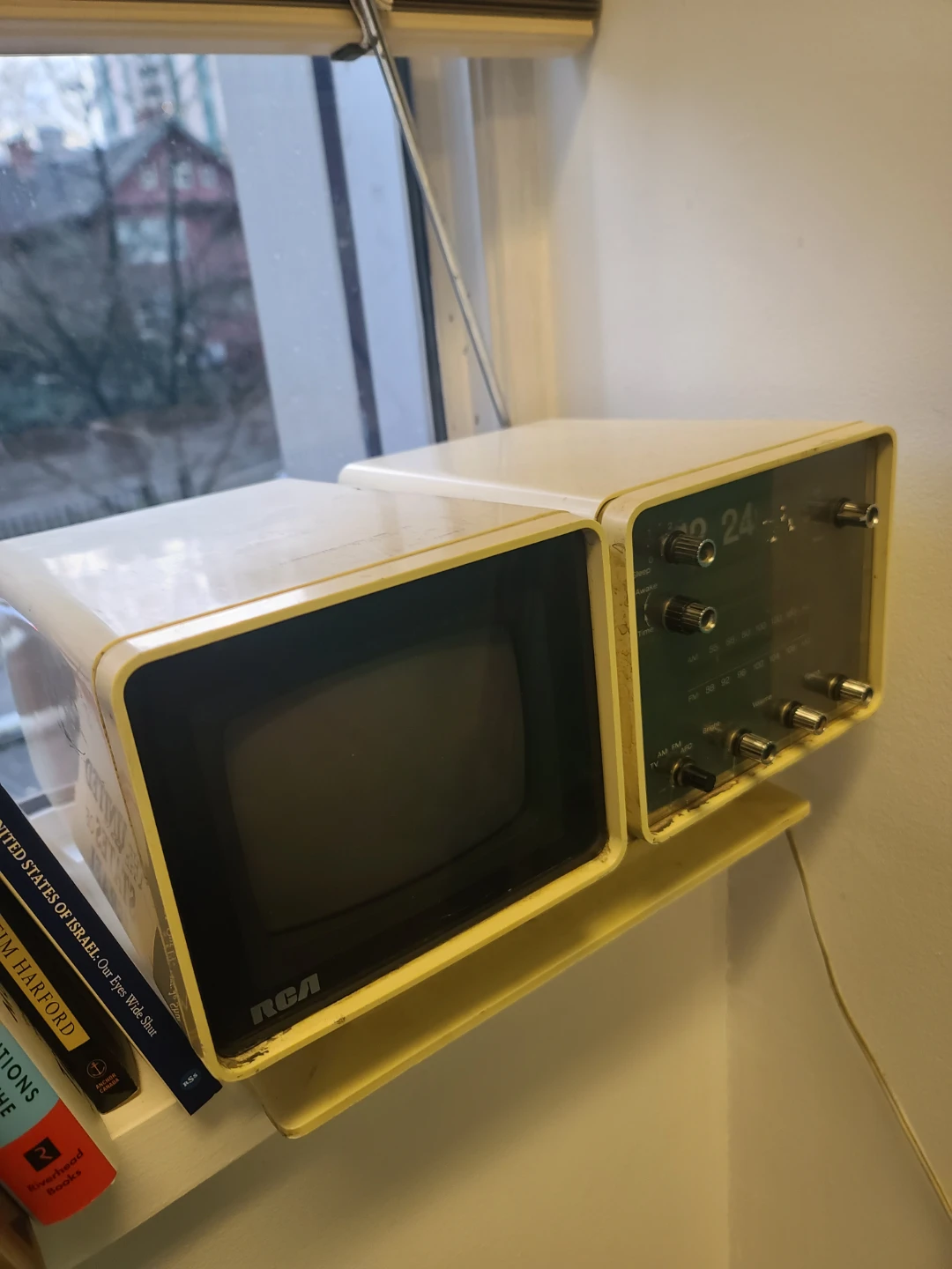 Vintage RCA TV/FM Clock Radio - photo 3
