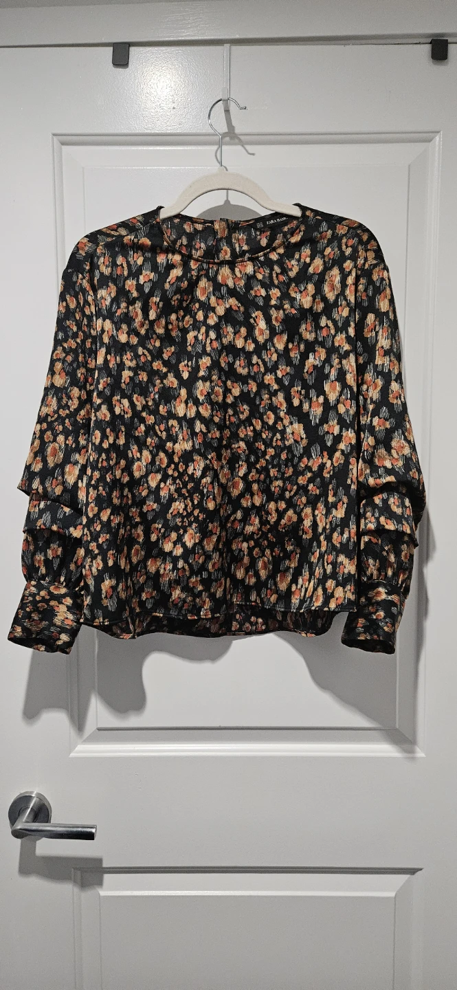 Zara Blouse, Size XS (but fits a Small to Medium as well)