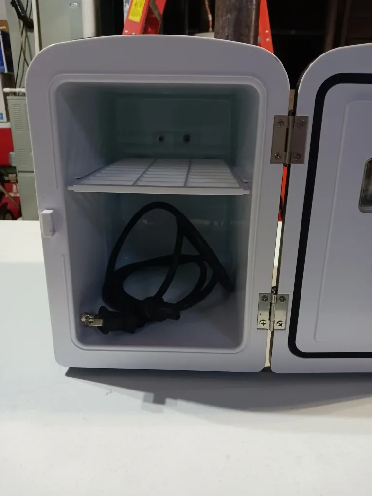 Frigidaire Retro Mini Fridge - Black image indicator(2)