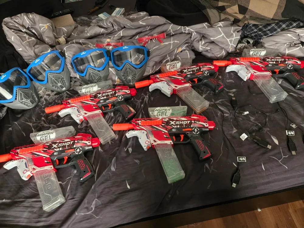 5 X-Shot Hyper Gel Blaster D3s, masks and safety glasses. image indicator(7)