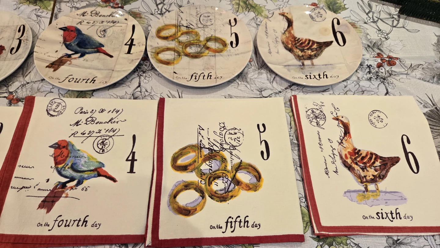 Williams Sonoma 12 Days of Christmas plates and matching napkins - photo 4