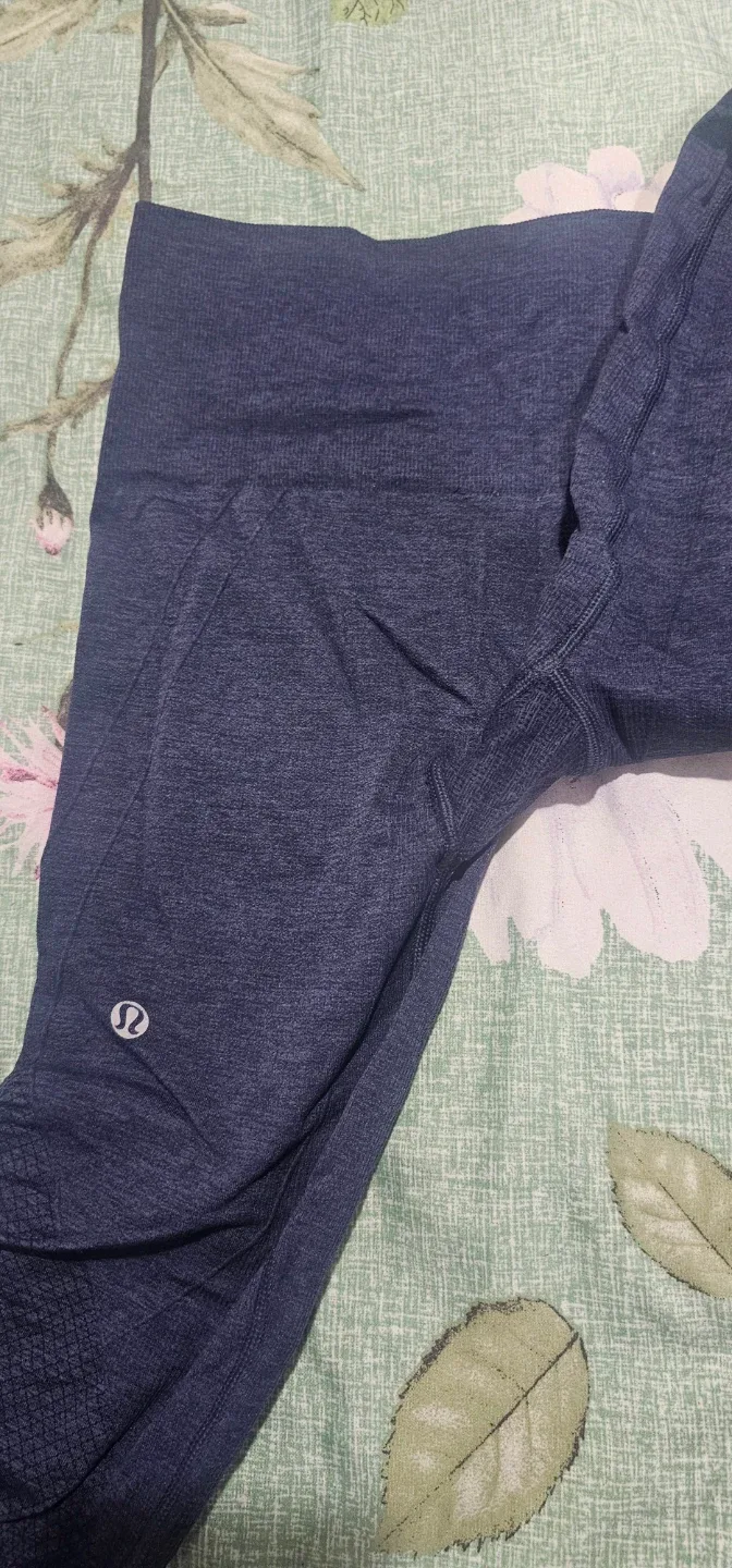 Lululemon Capri Leggings - Size 4 image indicator(2)