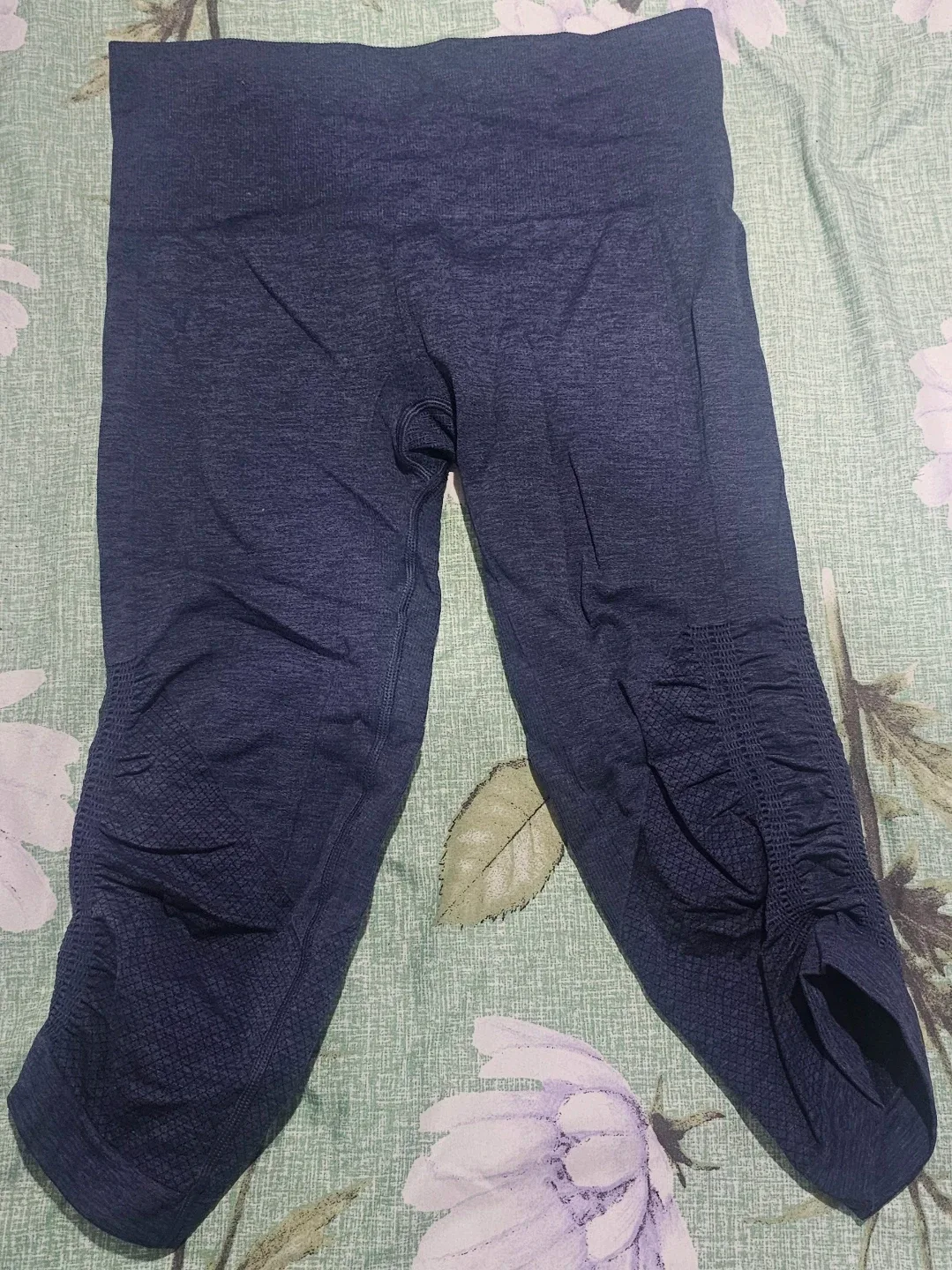 Lululemon Capri Leggings - Size 4 image indicator(3)