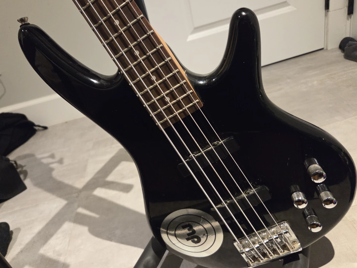 Ibanez Soundgear Bass Guitar, Black (w/ Stand) - photo 3