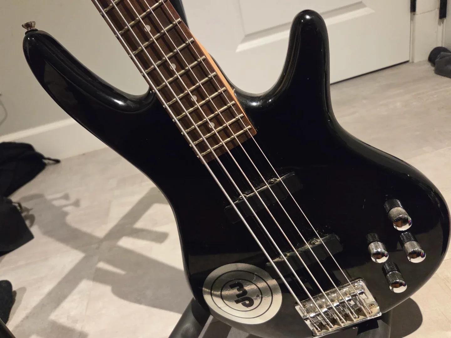Ibanez Soundgear Bass Guitar, Black (w/ Stand) image indicator(3)