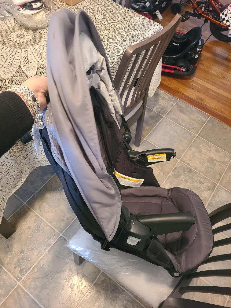 stroller and 2 car seats bundle image indicator(7)