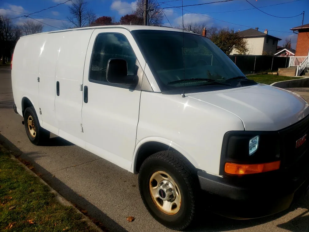 GMC Savana Cargo Van image indicator(3)