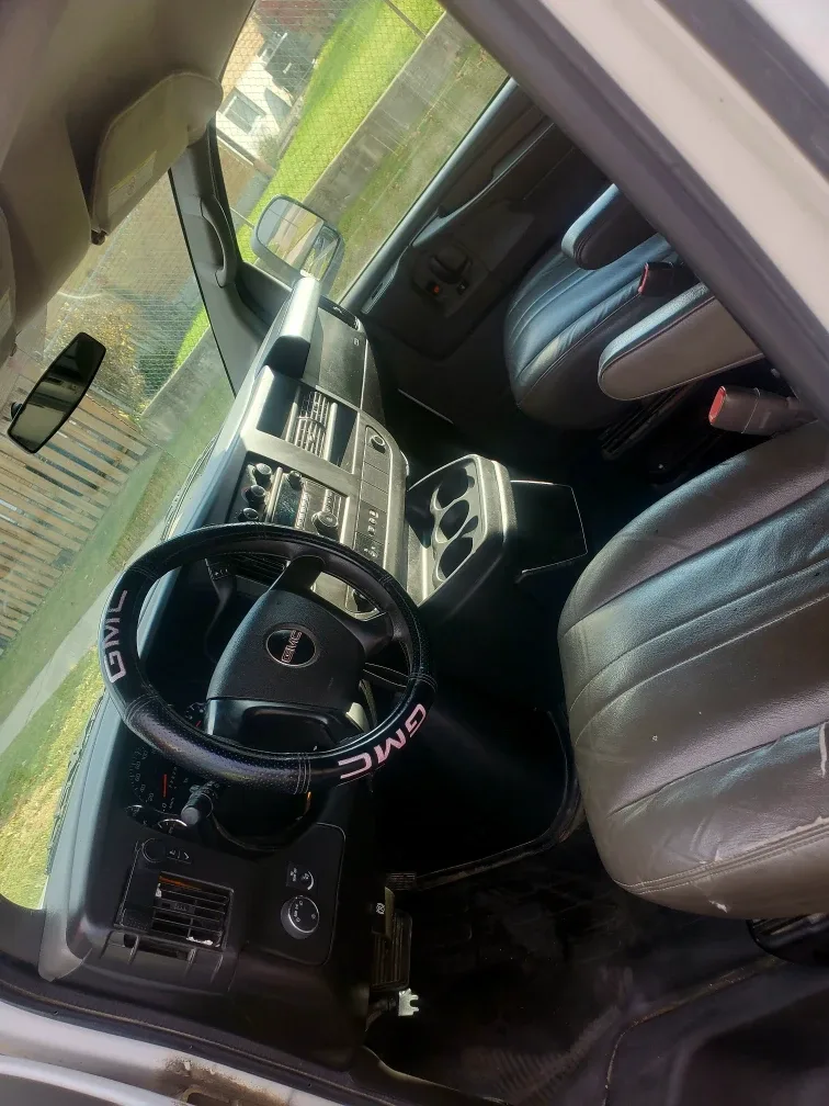 GMC Savana Cargo Van image indicator(9)