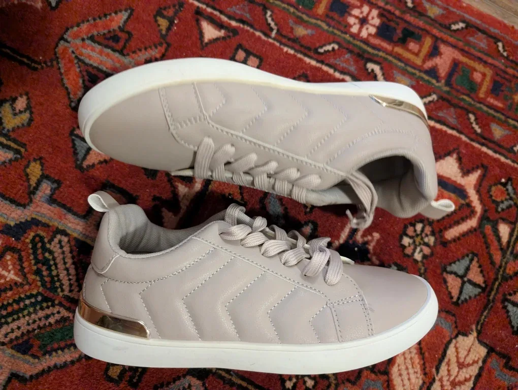 NEW Ardene Comfortfoam Sneakers - Size 9