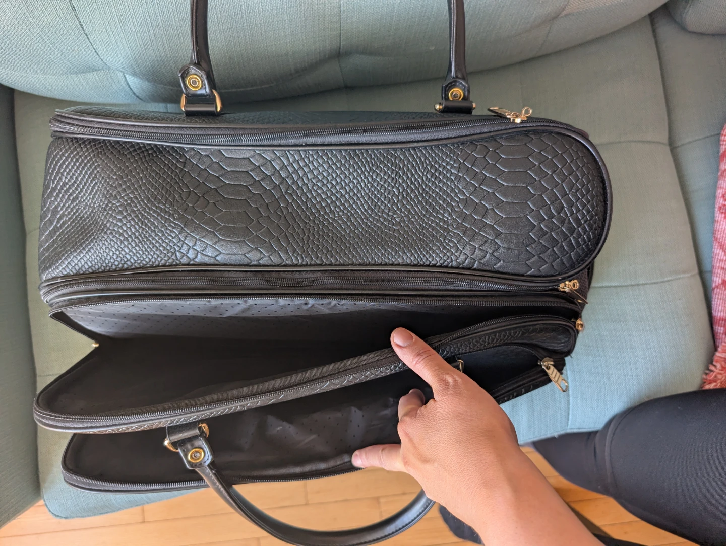 Luxurious Black Rolling Duffel Bag - photo 4